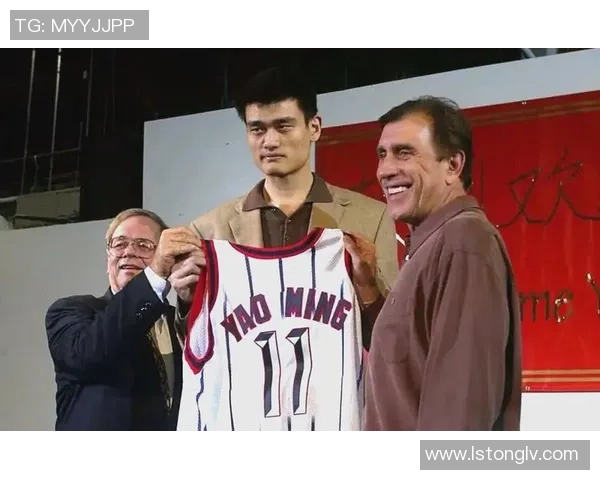 姚明在篮球赛场上的精彩表现与传奇经历回顾