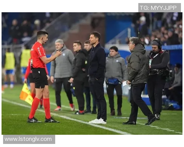 西甲激战：拜仁与曼联战成平局乌龙球引发争议判罚全场沸腾