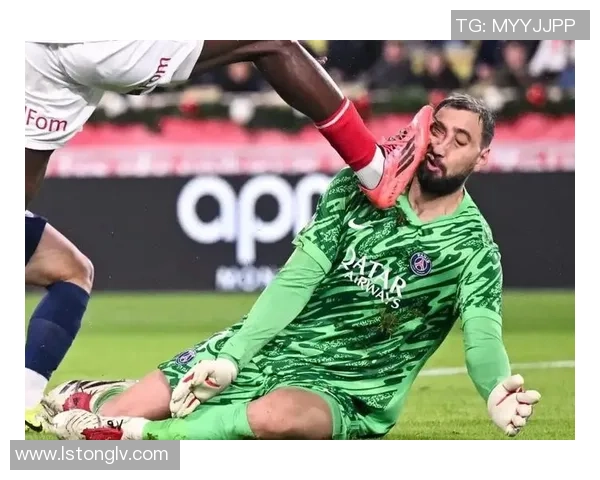 巴黎圣日耳曼大胜曼联引发转会传闻全场沸腾的瞬间回顾